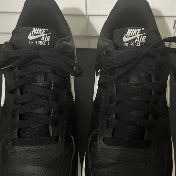 Nike Air Force 1 '07 Men's Sneaker Black White Pebbled Leather - Size 12 - Picture 3 of 9